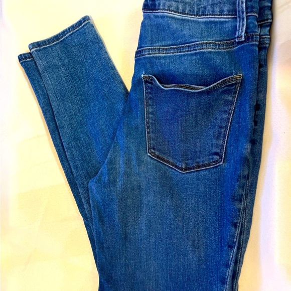 Universal Threads Jeans 6/28 R - Picture 2 of 4